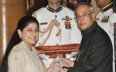 Mallika Srinivasan TAFE Chairman CEO receiving award from the President, Mr. Pranab Mukherjee